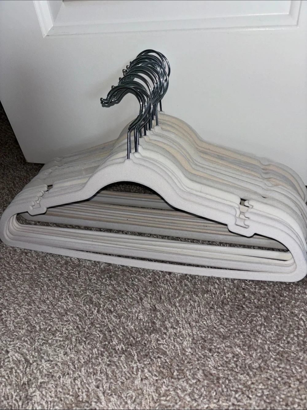 20 White Velvet Slim Nonslip Clothes Hangers - Set of 20